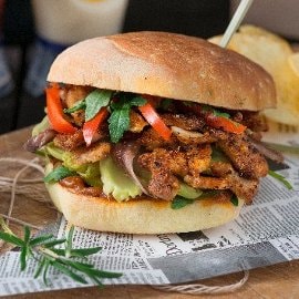 Ciabatta con Kebab di maiale con garam masala e pomodoro secco e insalatina di puntarelle Ciabatta con Kebab di maiale con garam masala e pomodoro secco e insalatina di puntarelle